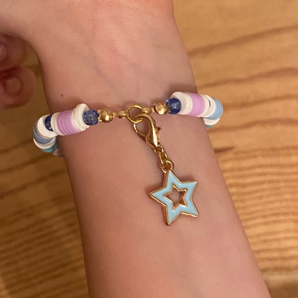 Handmade kids heishi charm bracelet - Picture 4 of 4